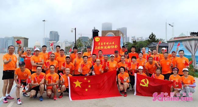 冰上赛龙舟 激情迎龙年